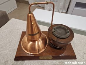 Colecionismo de vinhos e licores: Alambique Destilador Whisky escocés Knockando cobre sobre madera